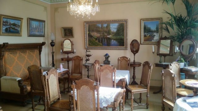 Taideterassin sisätiloissa vallitsee viktoriaaninen tyyli.