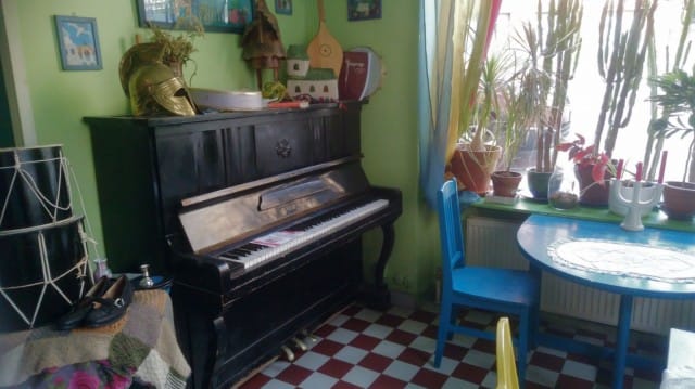 Piano odottaa kärsivällisesti soittajaansa Taikalampun nurkassa.