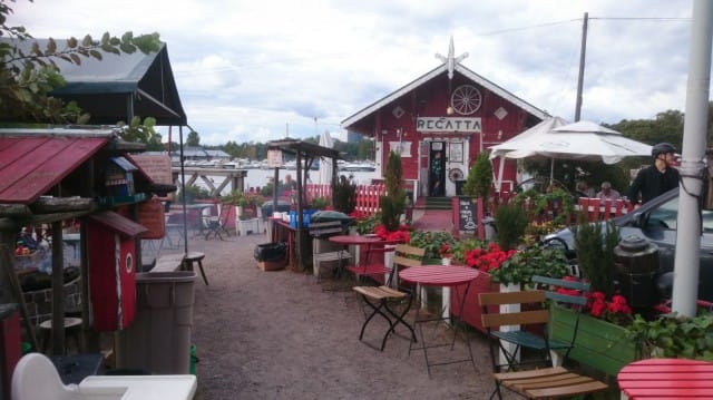Regattan terassi on yhtä tiiviisti täytetty kuin sen sisätilakin.