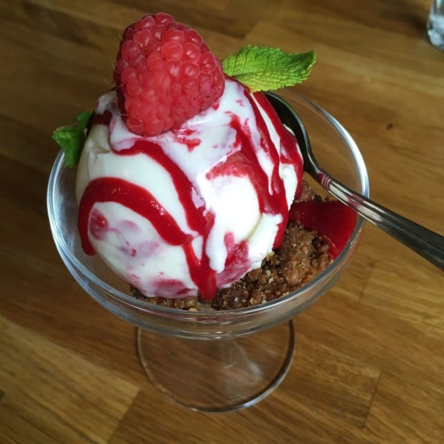 Zum Beispiel: Runeberg-jäätelö & Fredrika-granola