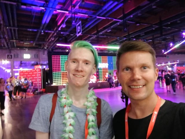 Vuoden parhaan pelivideon tehnyt Deata eli Mikael Hertell sekä sarjayrittäjä Ilkka O. Lavas