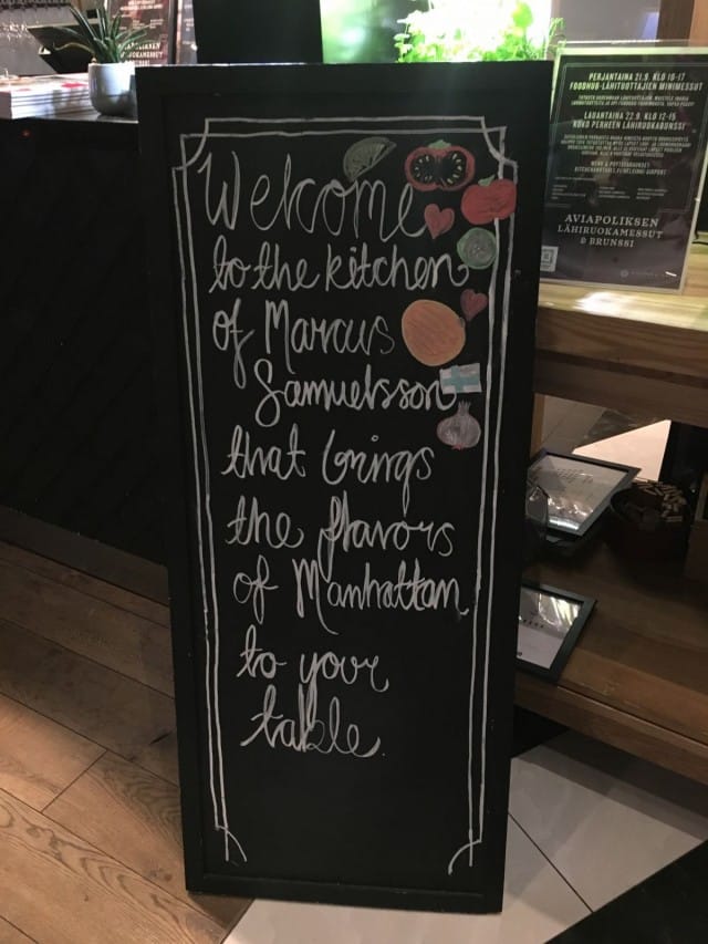 Kitchen & Table by Marcus Samuelsson toivottaa ruokailijat tervetulleeksi.