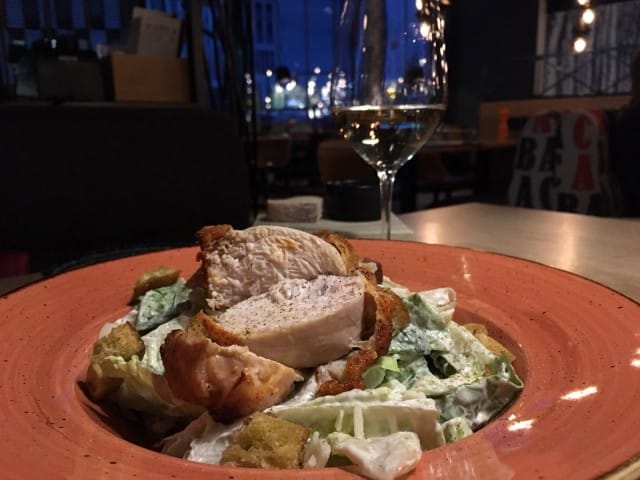 Caesar salaatti ja Cajun-maustettua kanaa.