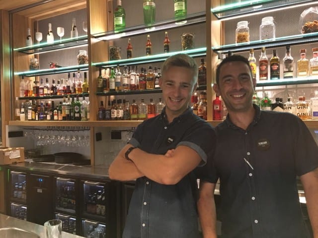 Illan tarjoiluhenkilökuntaa.