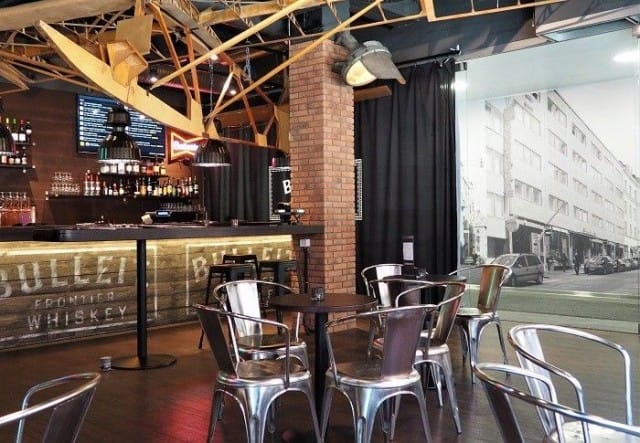 Sidewalk Lönkka on miellyttävä tapaamispaikka, jossa olut, pelit ja rento musiikki viihdyttävät.