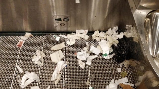 Rautatientorin vessat ovat täynnä ruiskuja.