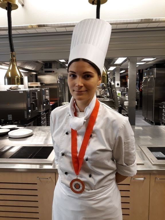 Emmiina Lehtonen valmistautui nuorten kokkien MM-kisoihin testailemalla monipuolisesti erilaisia raaka-aineita.