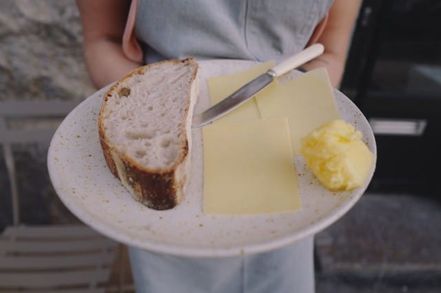 Hapanjuurileipää, kirnuvoita ja Comté juustoa.