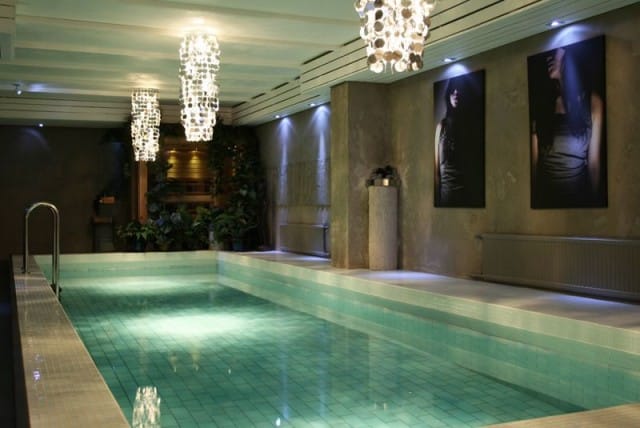 Tästä saunatilasta löytyy jopa pramea uima-allas.