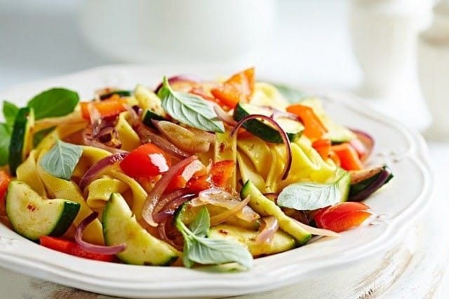Herkullinen tagliatelleannos kera punasipulin, kesäkurpitsan sekä paprikan.