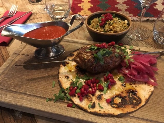 Ljulja-kebab on täyttä lampaanjauhelihaa.