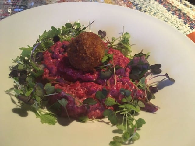 Salvialla maustettu punajuuririsotto sopii myös vegaaneille.