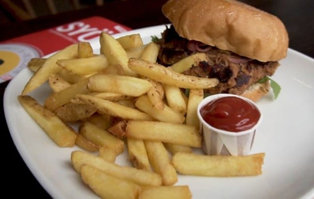 Kertun mehukas BBQ-possuburgeri vie kielen mennessään.