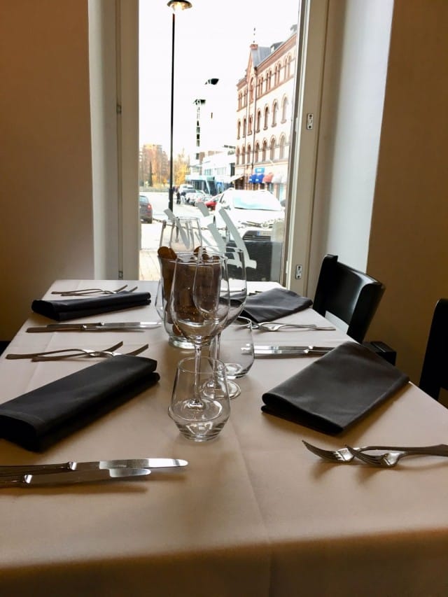 Päivällä valoisaa ja illalla kynttilänvaloa.