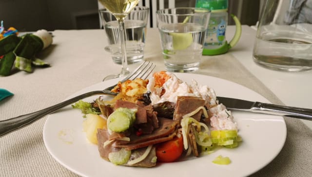 Alkupalat ja aikuisten ja pienten juomat taustalla