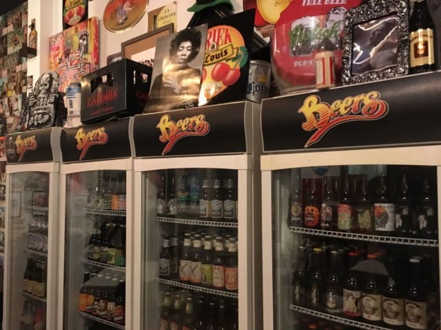 Beers-baarista saa ostaa olutta myös mukaan. Oikeanpuolimmainen kaappi on täynnä paikallisten panimoiden tuotteita.