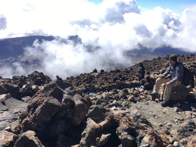Teiden huippu kohoaa yli 3 700 metrin korkeuteen, joten retkelle kannattaa pukeutua lämpimästi.