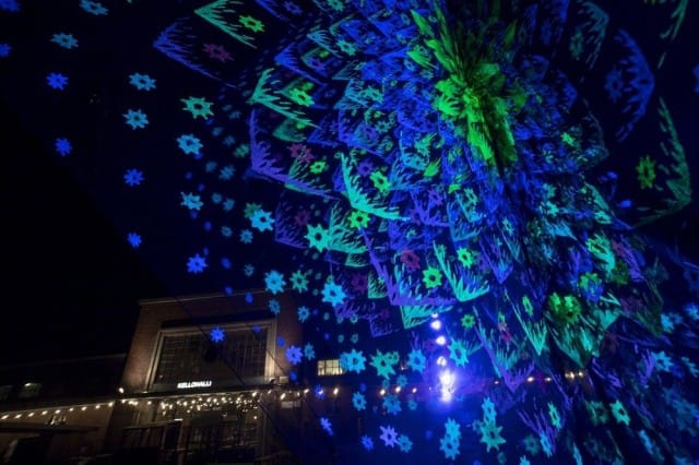 Teurastamon pihaa kaunistaa upea valoinstallaatio.