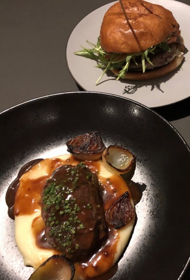 Beergerin nimikkoburgerissa maistuu nduja-salami. Häränposki on saanut muhia mureaksi yön yli matalassa lämmössä.