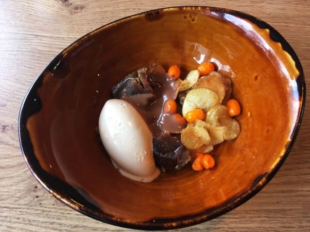 Aterian kruunaa jälkiruoka, jossa makea perunakakku ja perunajäätelö saavat seurakseen rapeita perunalastuja, raikkaita tyrnimarjoja sekä täyteläistä suklaakastiketta.