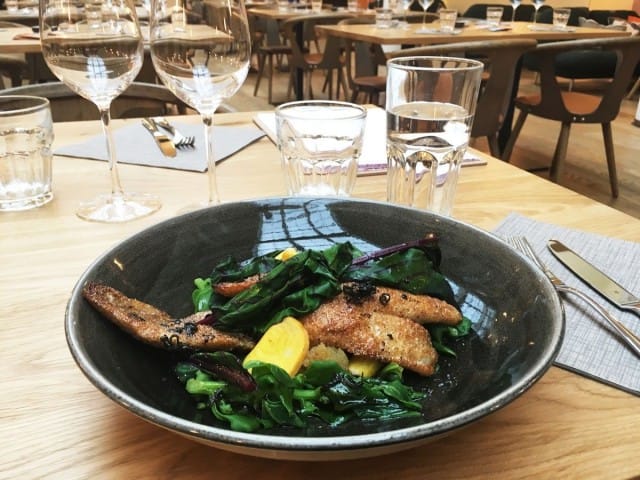 Sofia Bistron annoksissa kauden parhaat kasvikset pääsevät oikeuksiinsa. Syyskuussa lautaselta löytyi spagettikurpitsaa, keltajuurta, mangoldia sekä salviavoissa paistettua ahventa.