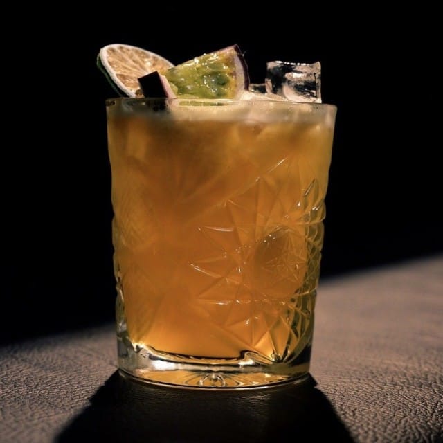 Butchersin cocktailit ovat Mika Koivulan käsialaa. Kuvan drinkki Ms. Kitty Cash viimeistellään passionhedelmällä.