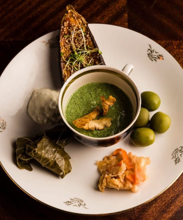 Magun alkupalalajitelmassa on monenlaisia makuja nokkoskeitosta viininlehtikääryleisiin.