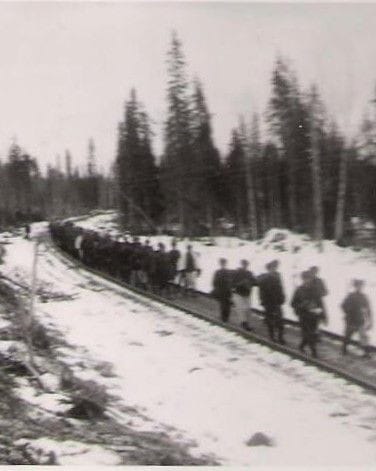 Suomalaiset käyttivät Kiestingissa veturien puuttuessa valmista ratalinjaa muulla tavoin hyödykseen