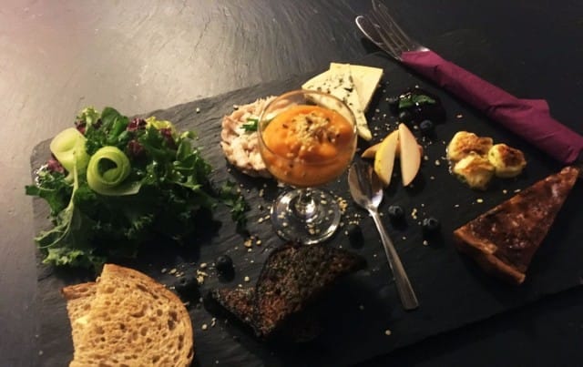 Helkatin lautanen pitää sisällään maistiaisia menulta suupalakoossa.