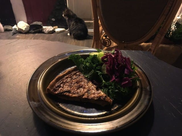 Mehevässä suppilovahveropiiraassa maistuvat syksyn parhaat maut. Keittiön ovella päivystää herkuille perso Pete.