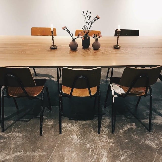 Vanhoissa koulutuoleissa on ajan patinaa.