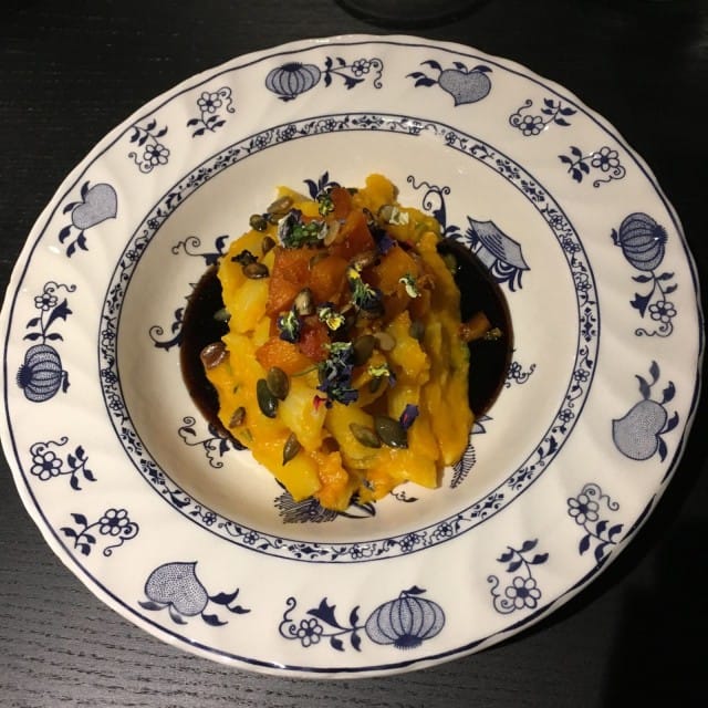 Hokkaido-kurpitsapasta on koristeltu kuivatuilla kukilla.