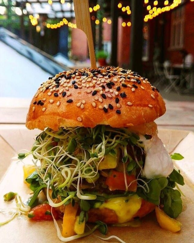 Muusa ja Gopal jakoivat ykkössijan paras kasvisruoka -kategoriassa. Kuvassa Muusan kesäinen vegeburgeri.