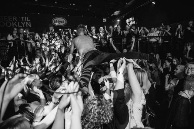 Olavi Uusivirta ottaa tuntumaa Mössön yleisöön.