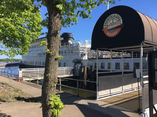 Ravintolalaiva Wäiskistä saa nyt georgialaista ruokaa.