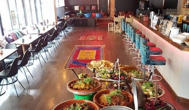 Mo Kitchenin buffetpöytä on täynnä värejä ja makuja.