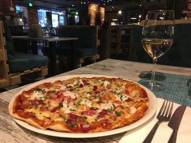 Backyard Pickin lohipizza viimeistellään skagen-tahnalla ja tillillä.