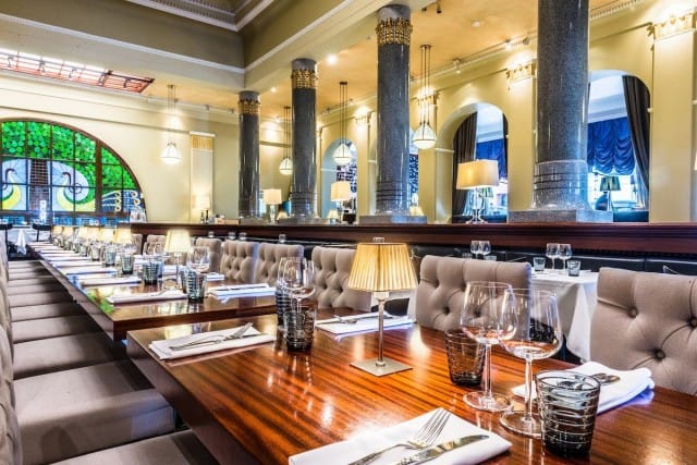 Ravintola Salutorget sijaitsee Kauppatorin kupeessa historiallisessa Sarvikuonon korttelissa.