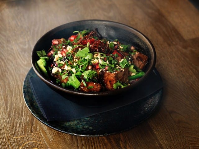 Aasialaisittain maustettu karamellipossu on asiakkaiden kestosuosikki.