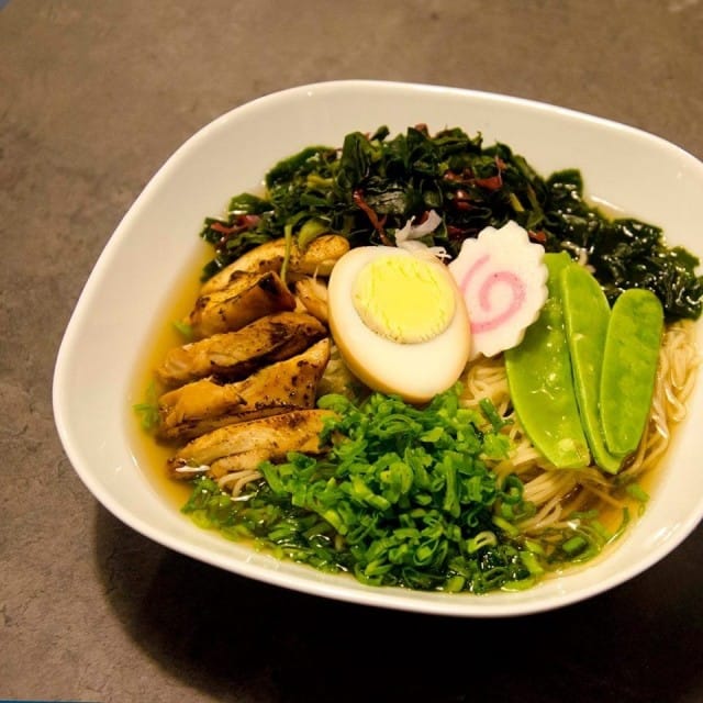 Daruman ramen-nuudelit tarjoillaan perinteiseen tapaan keitetyn kananmunan kera.