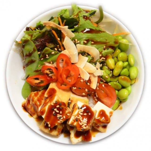 Ravintola Darumassa on runsaasti myös vegaanisia annoksia. Esimerkiksi pokekulhon täytteeksi voi valita tofun tai avokadon. Myös ramen-keitoista löytyy vegaaninen versio.