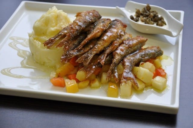 Ravintola Lumin voissa paistetut muikut tarjoillaan perunamuusin ja kotimaisten juuresten kera.