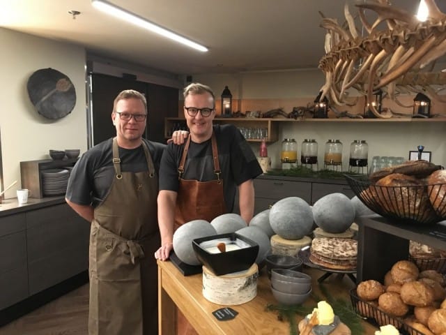 Mika Heiskanen (vas.) ja Tero Mäntykangas ovat suunnitelleet Kultá Kitchen & Barin menun.