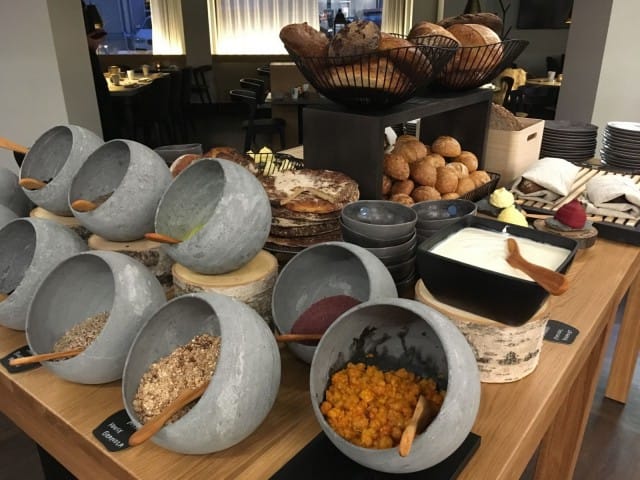 Aamiaispöydässä on tarjolla hillaa Sodankylästä ja mustikkaa Muoniosta.