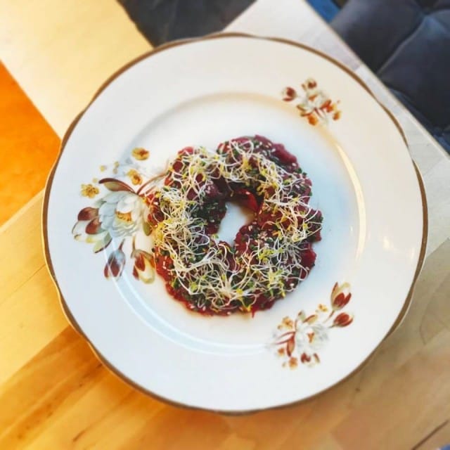 Annoksista on haluttu karsia turhat krumeluurit. Kuvassa carpaccio.