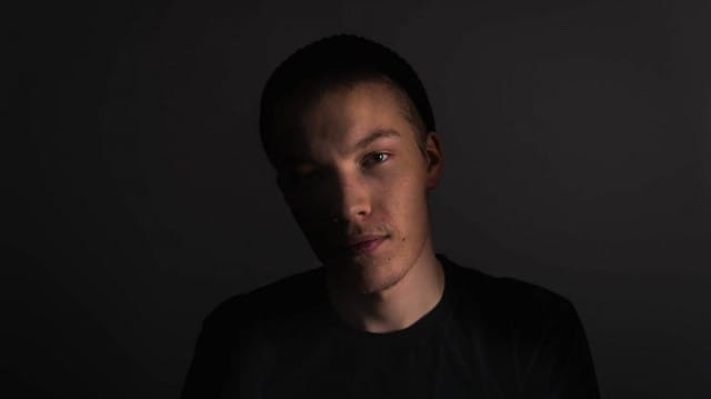 Versace Henrik vaihtoi soundcloud-räpin punkkiin, ja samalla putosi pois etuliite Versace.