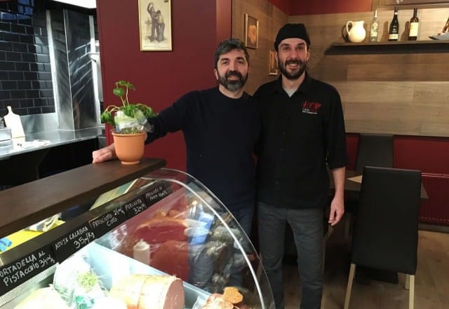 Simone Scarpa (vas.) tuo Suomeen italialaisia herkkuja yhdessä yhtiökumppaneidensa kanssa. Jacopo Falcone valmistaa niistä annoksia asiakkaiden maisteltavaksi.