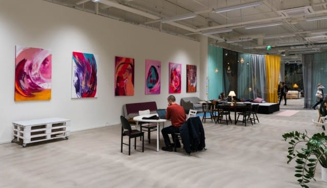 Olohuoneessa on runsaasti paikkoja työskentelyä varten. Tällä hetkellä nähtävillä on taiteilija Sivi Valiman digitaalisia muotokuvia sekä taiteilija Elisa Serafian akryylimaalauksia.