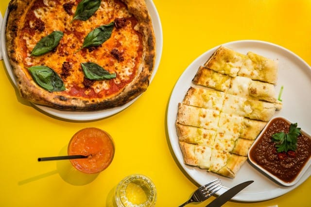 Who the xxxx is Alicen pizzat leivotaan hapanjuureen.