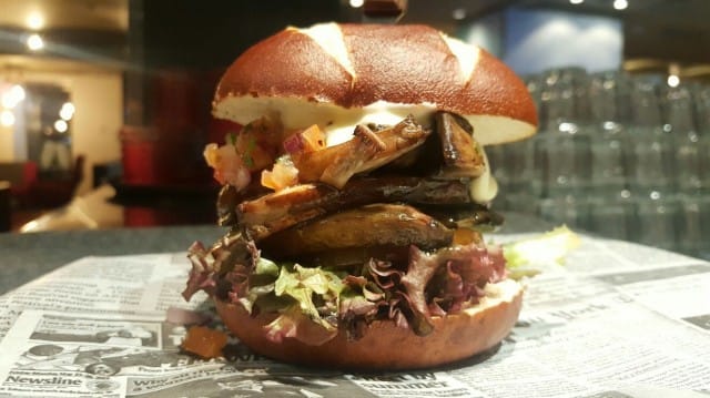 Memphis Hesarin vegeburgerissa maistuu mehukas portobellosieni.